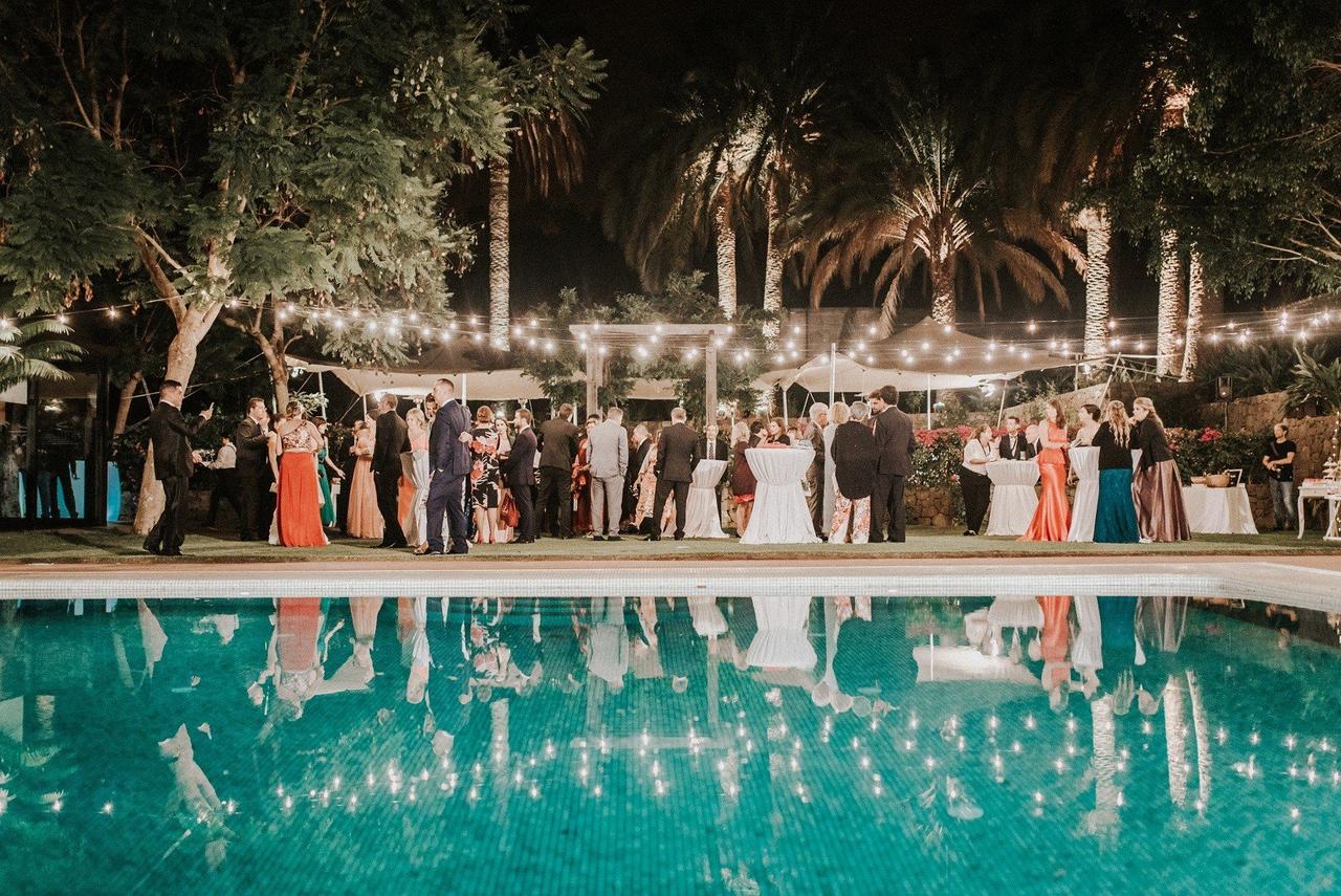 Boda tipo cóctel: invitados disfrutando de cóctel junto a una piscina