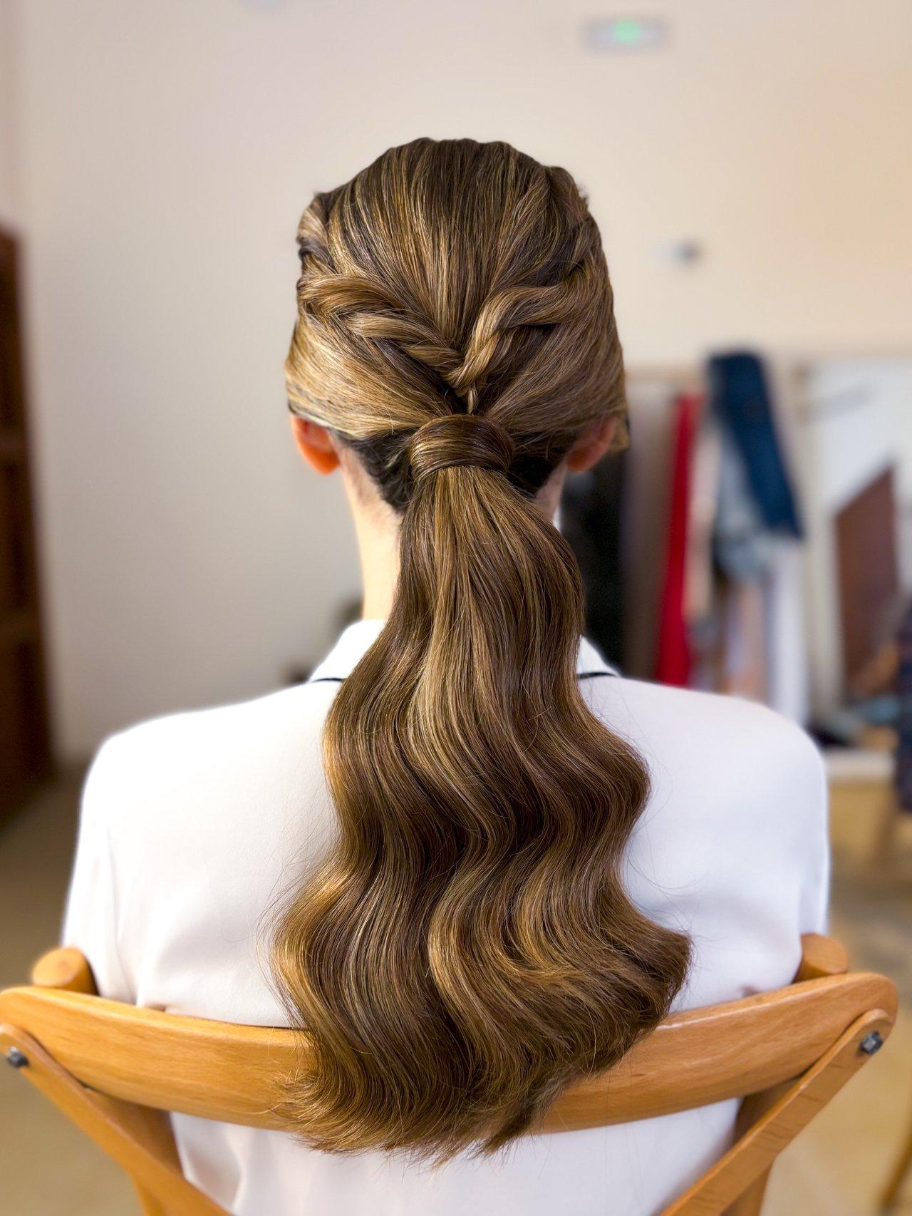 Recogidos invitada boda: coleta con ondas abiertas y trenzado superior