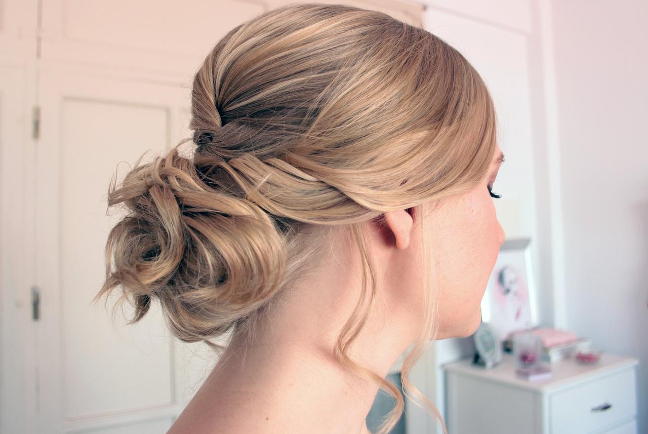 Lazo de Terciopelo para una Invitada con trenza » OUI Novias  Peinados  boda trenza, Peinados boda pelo largo, Inspiración de cabello