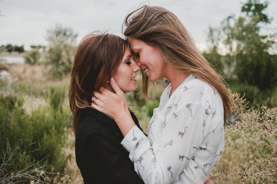 sesión preboda de pareja en un entorno rural y campestre