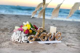 Rincón decorativo con la palabra Love en una boda en la playa