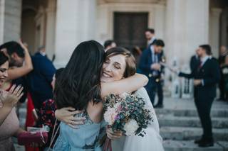 Abrazos tiernos de amigas el día de la boda