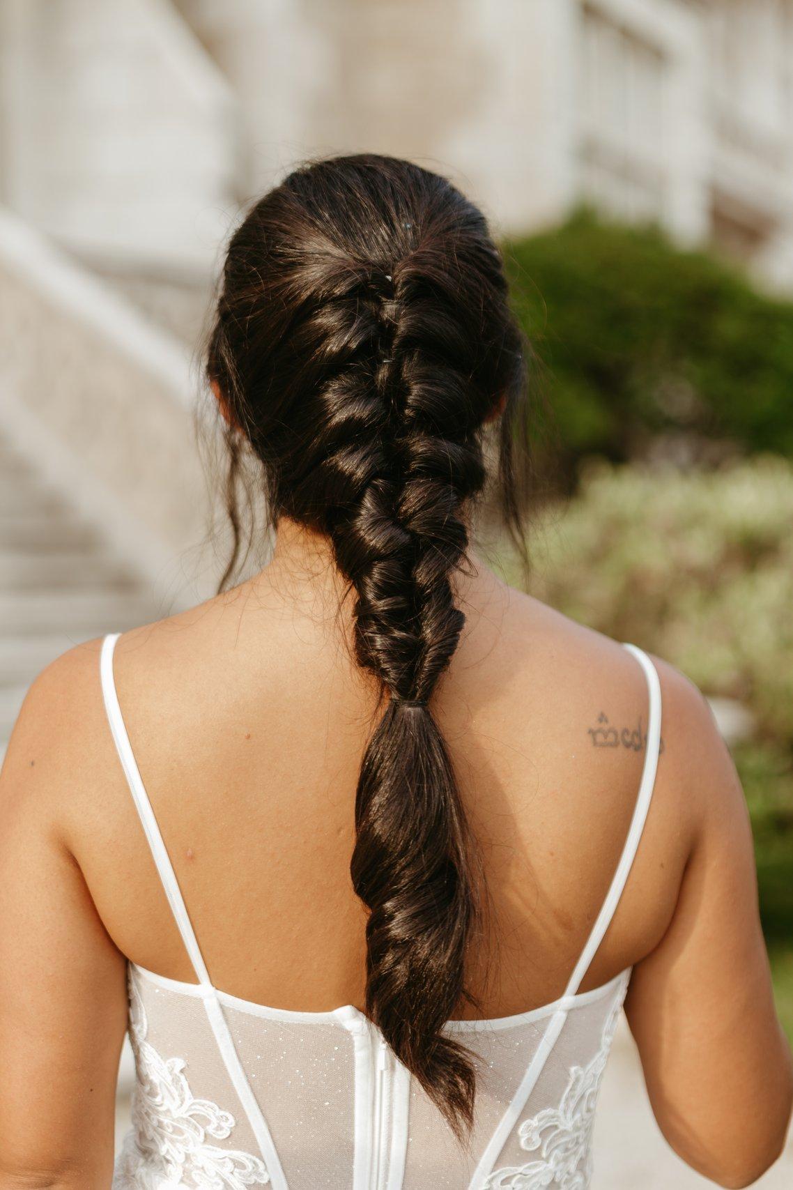 Recogidos para invitadas de boda: trenza de raíz texturizada