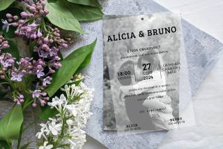 Invitaciones de boda originales con transparencias y una foto de la pareja