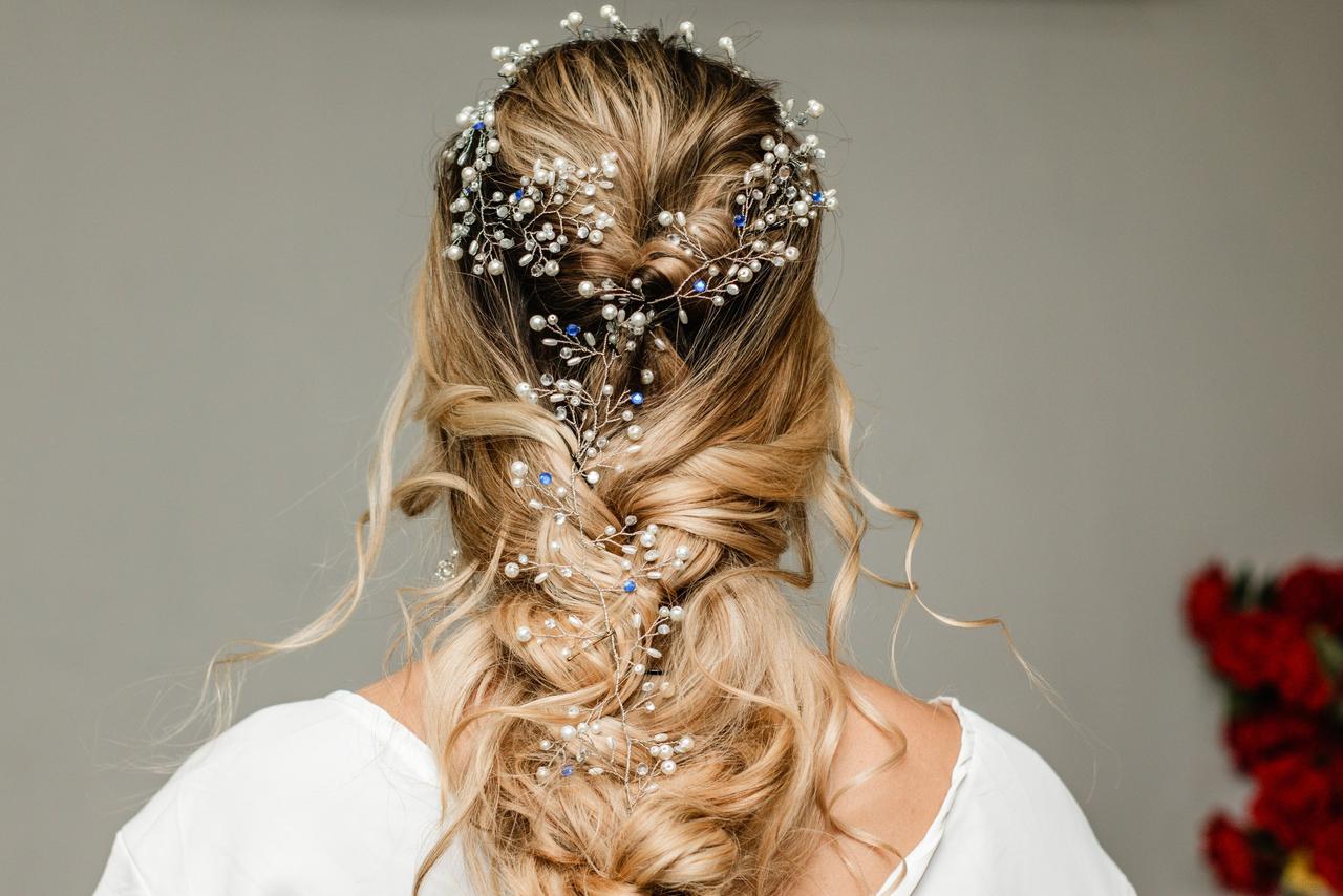 peinados trenzas boda: trenza deshecha con tocado de perlas