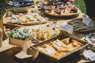 Mesa de quesos boda: mesa de quesos con diferentes variedades identificadas con cartelitos