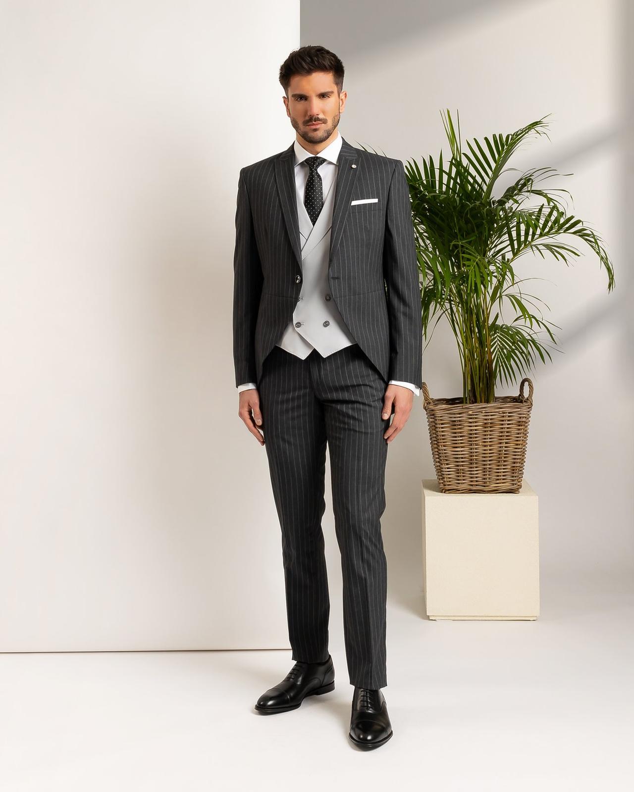 Frac o chaqué: chico con un elegante chaqué en color gris con rayas blancas