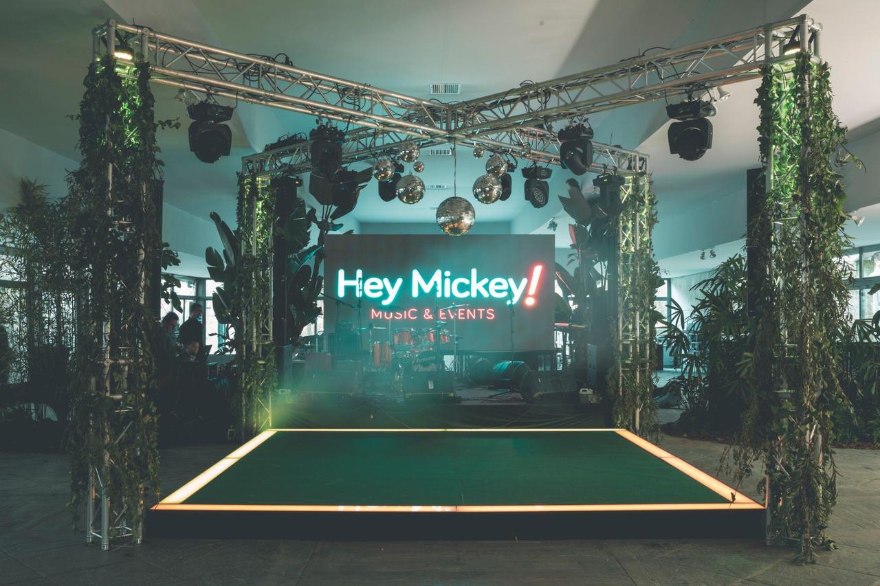 Escenario de un espectáculo bajo el nombre de Hey Mickey!