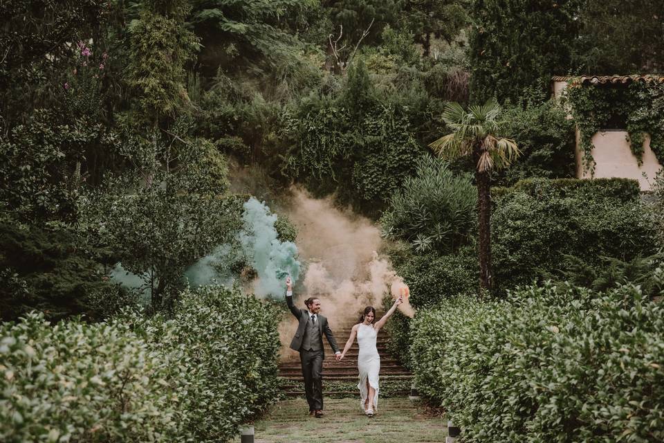 Canciones entrada banquete: pareja de chico o chica llegando al banquete de boda con bengalas de humo de colores en sus manos: azul y rosa