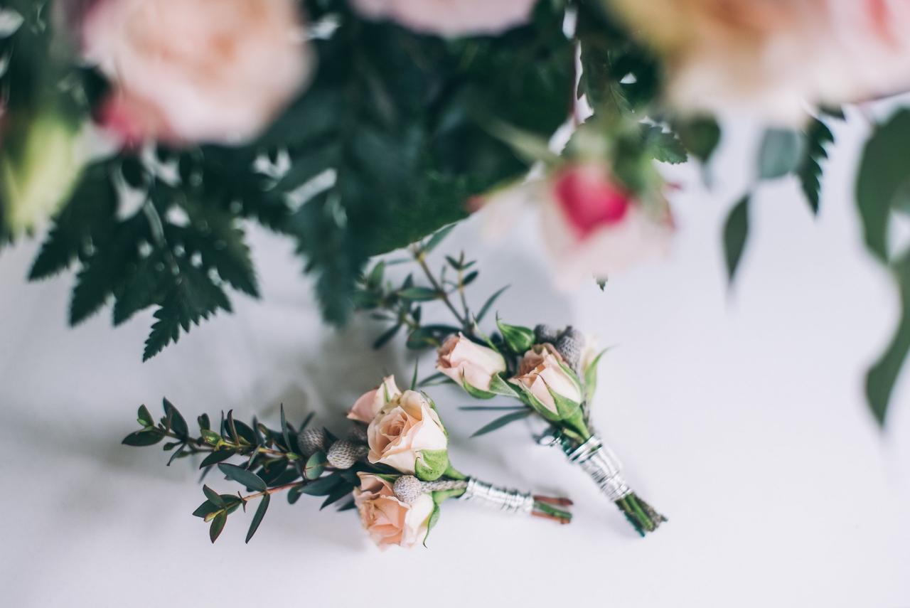 Prendidos de novio naturales con rosas de color rosa