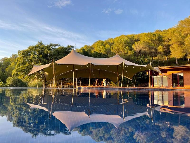 Carpas de boda: carpa beduina junto a una piscina con el reflejo en el agua