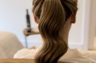 Coletas para bodas: chica con coleta con ondas muy marcadas