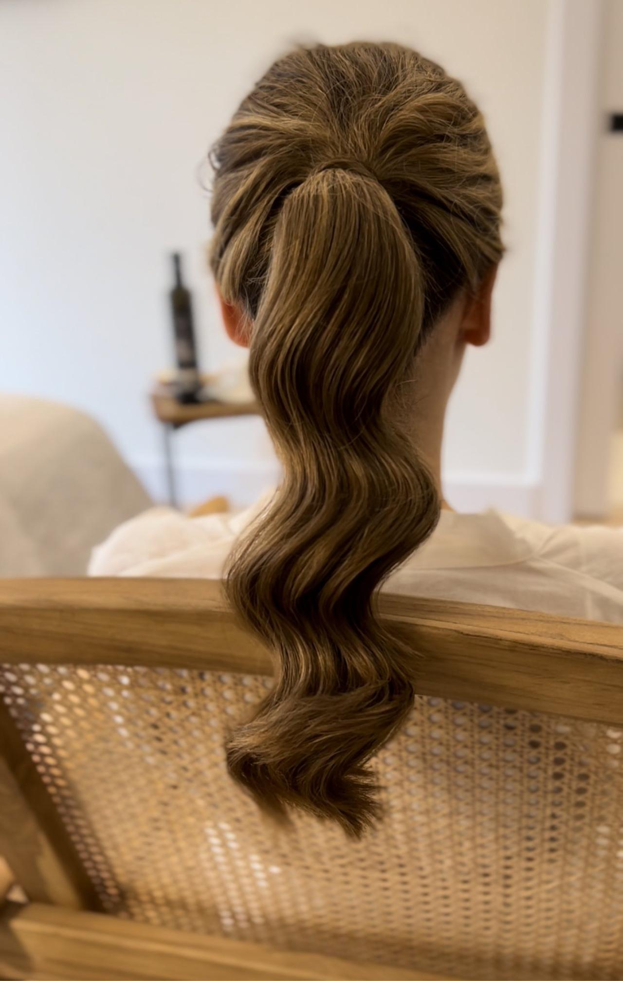 Coletas para bodas: chica con coleta con ondas muy marcadas