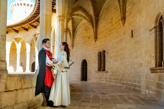 bodas medievales: pareja de hombres y mujer