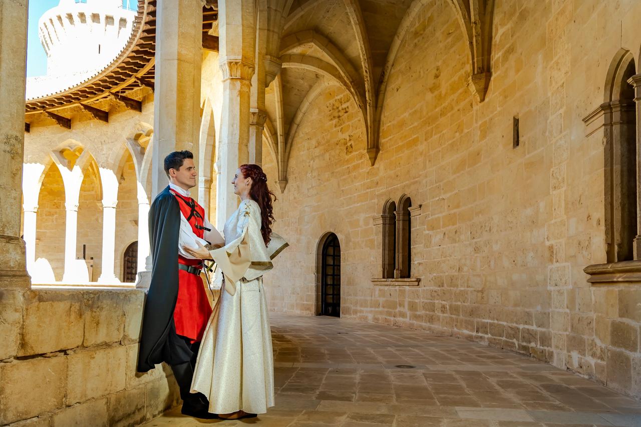 bodas medievales: pareja de hombres y mujer