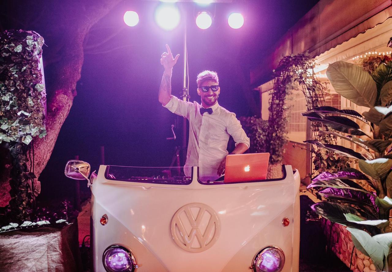 Leo DJ Animador en una mesa de mezclas con la apariencia de una furgoneta Wolksvagen
