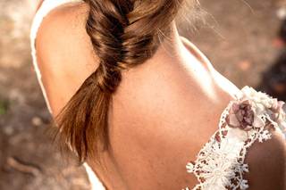 Peinado trenza: novia con un recogido con varias trenzas y flores