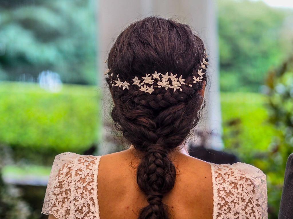 Peinado de novia con pelo rizado y trenza