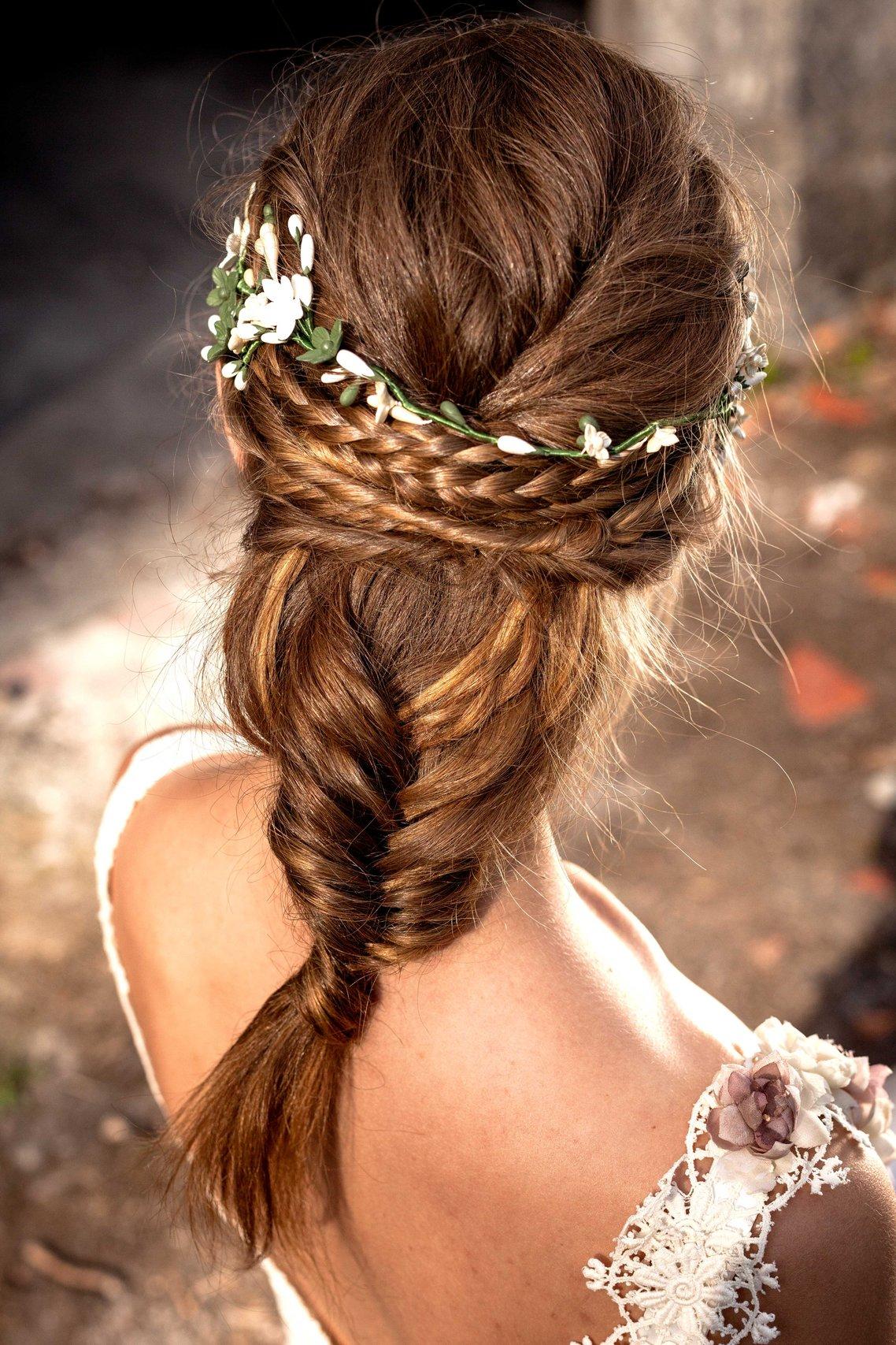 Peinado trenza: novia con un recogido con varias trenzas y flores