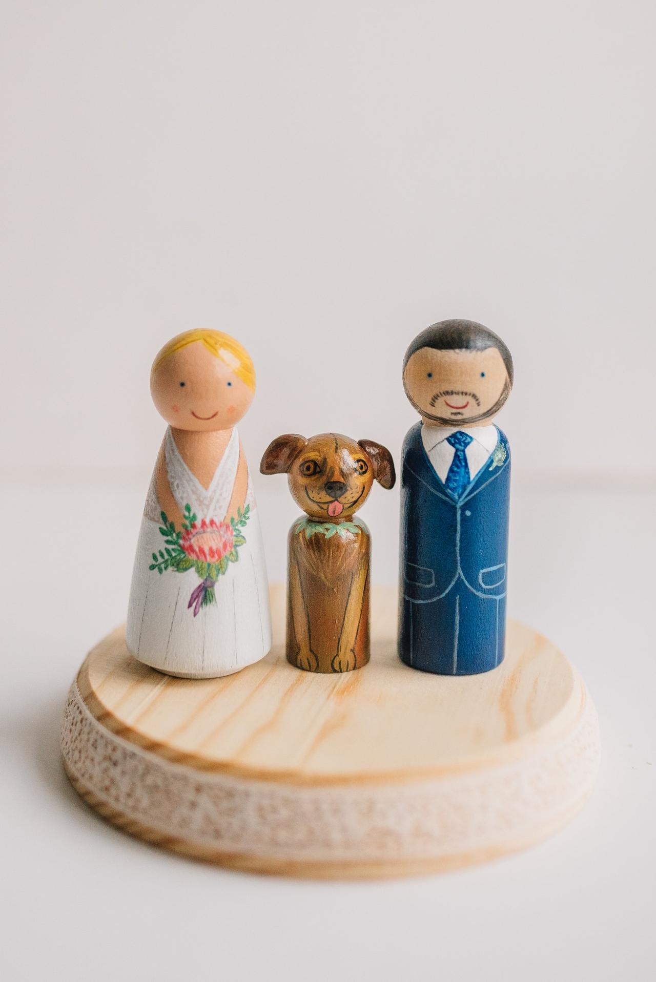 Perros bodas: topper de madera de una pareja con su perro para poner en la tarta de boda