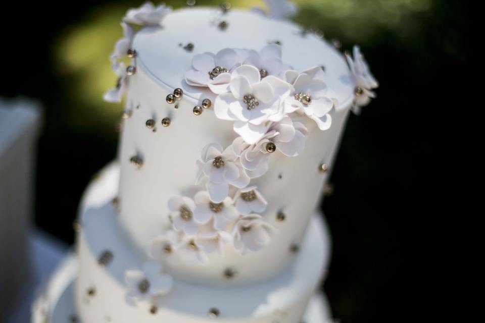 Tarta de boda blanca con flores en 3D y elementos en plata