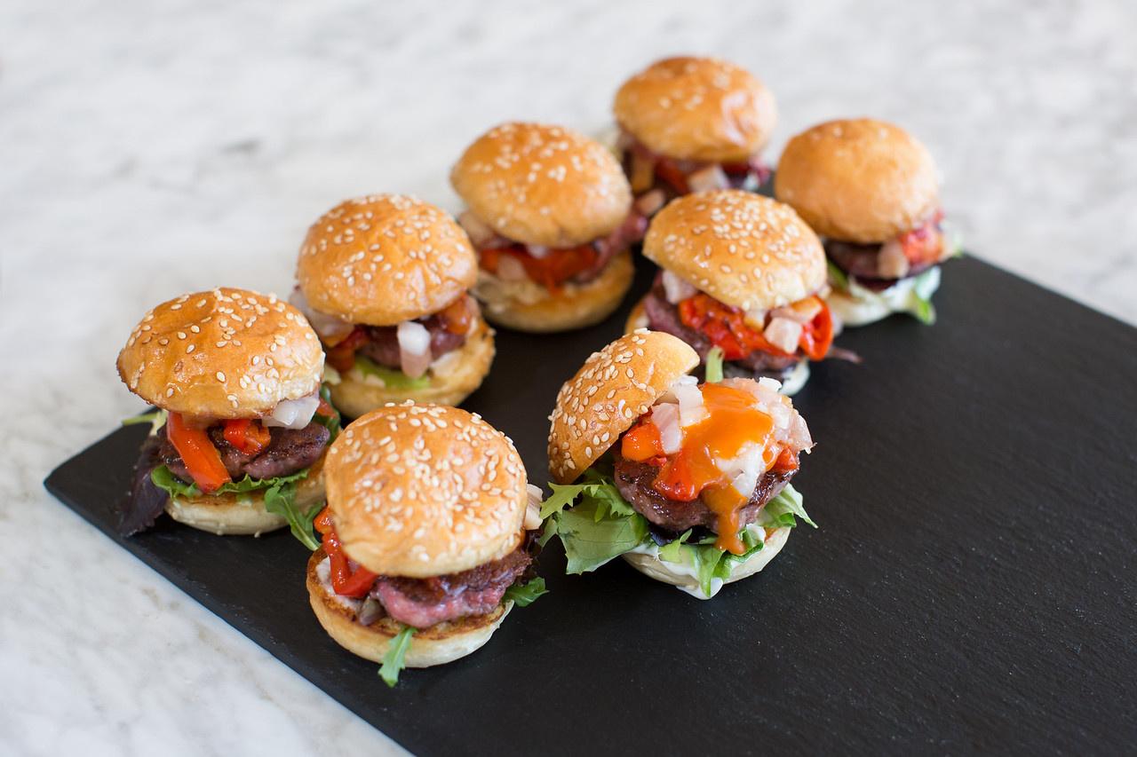 Mini hamburguesas para el aperitivo y la recena del banquete de la boda