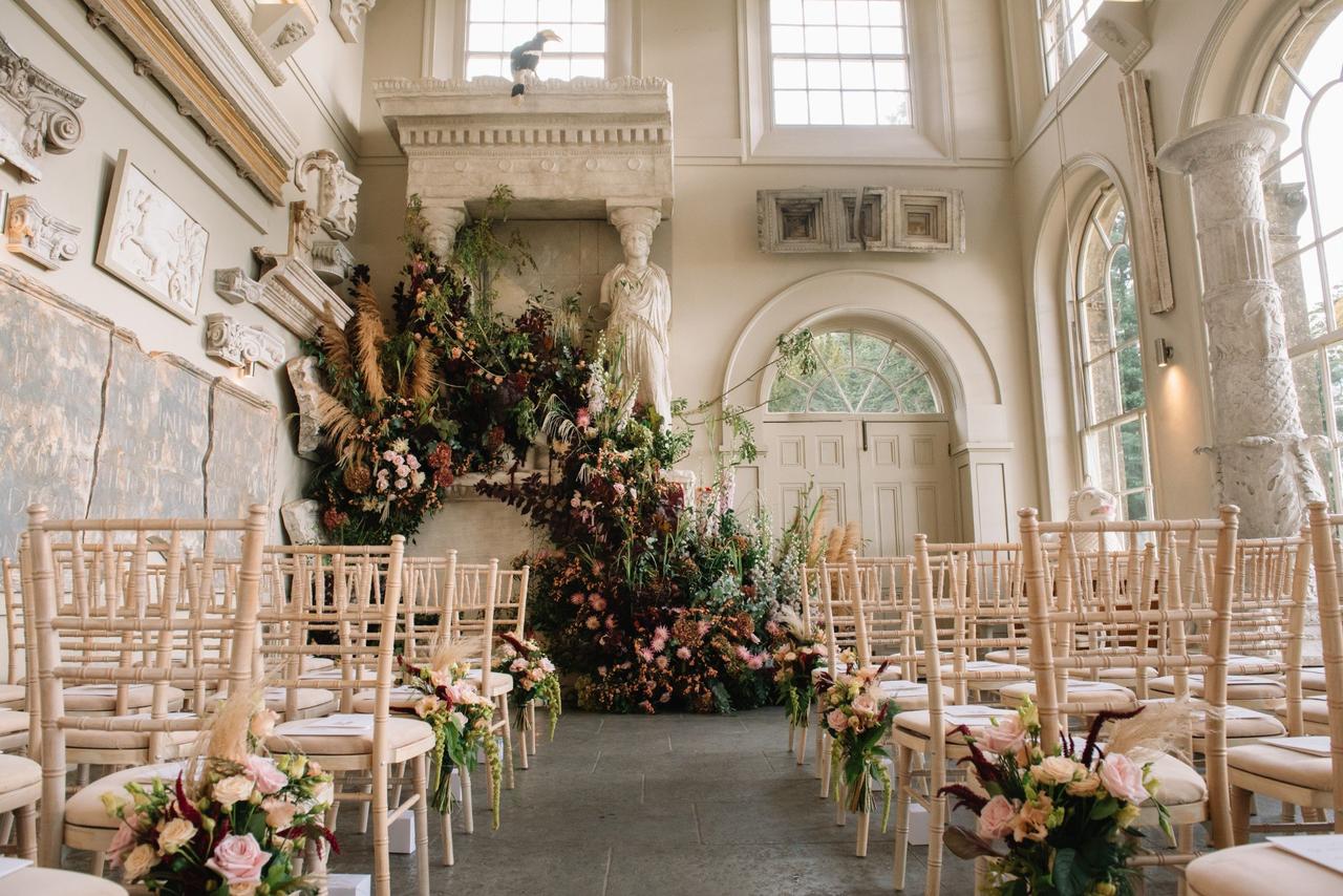 Decoración elegante y clásica de una ceremonia de boda en un entorno majestuoso