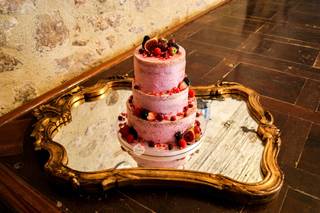 Bodas en color rosa románticas y solidarias: tarta de boda