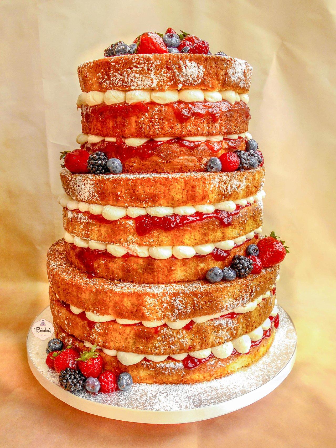 Tarta naked cake con nata y frutos rojos