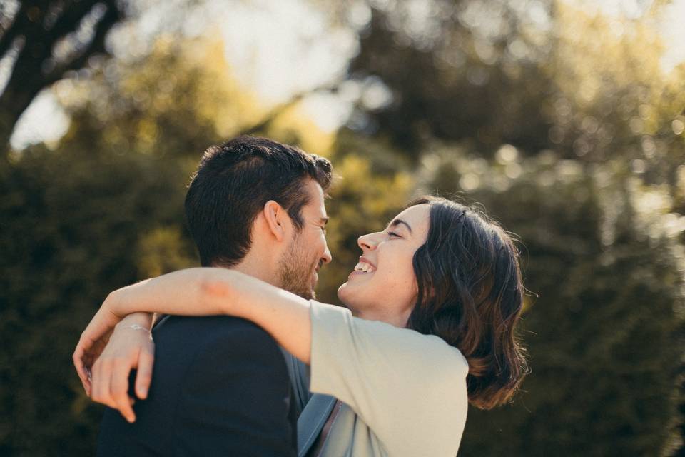 Preguntas de verdad o reto: pareja joven abrazada y muy sonriente y feliz