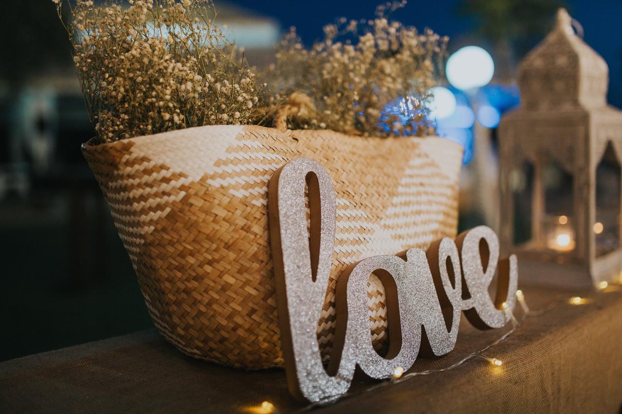 Elemento decorativo el día de la boda en el que puede leerse la palabra Love