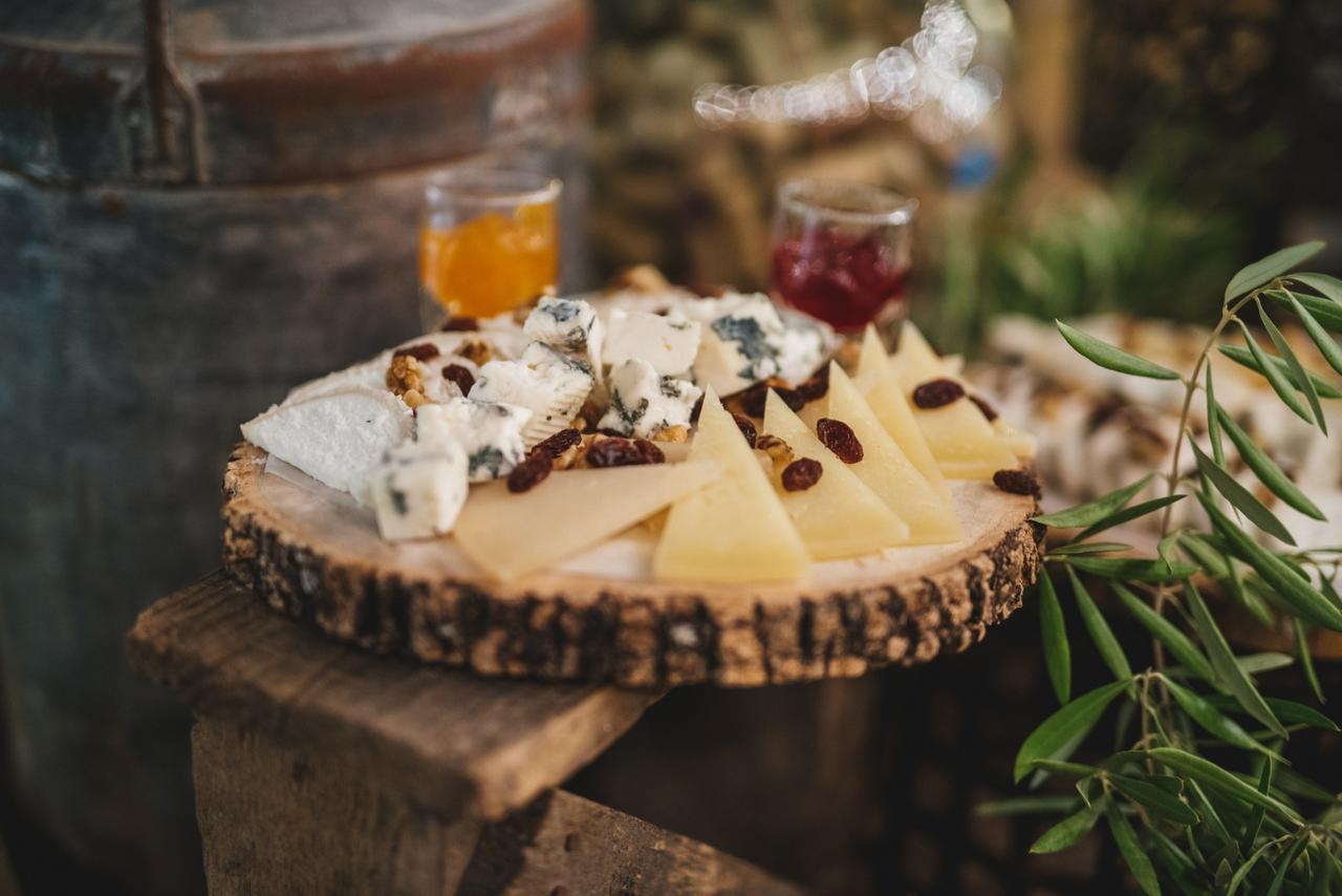 Mesa de quesos boda: apetitosa tabla de quesos acompañada de frutos secos y de varias confituras de frutas