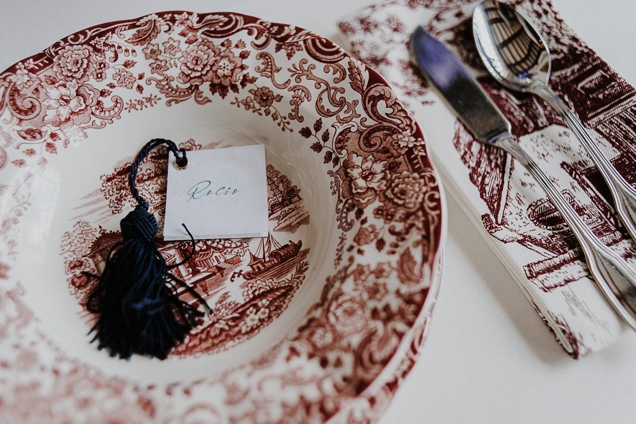 Decoración boda vintage: plato antiguo bellamente decorado