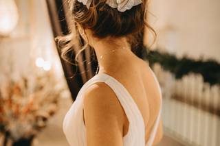 Moños de novia: novia con un recogido alto de efecto desenfadado adornado con grandes flores en 3D