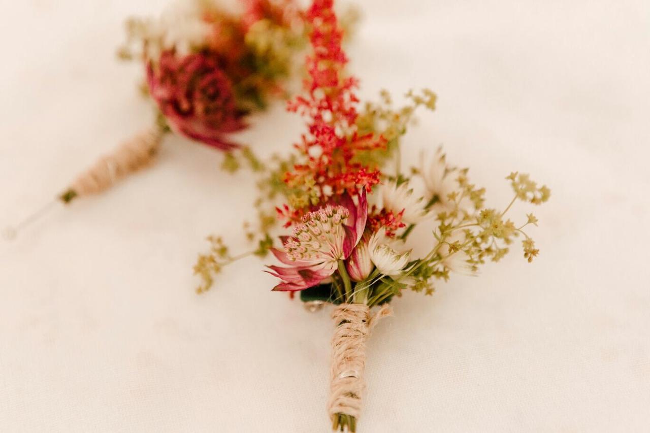 Dos prendidos de novio con flores naturales