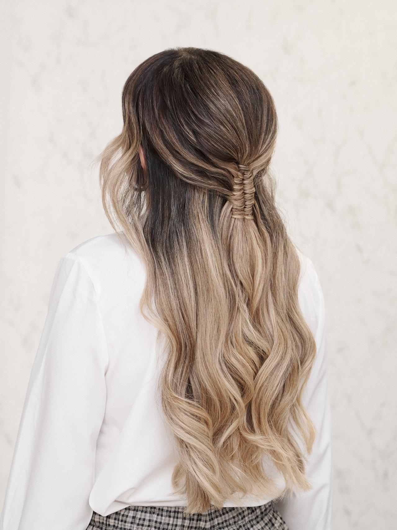 Recogidos invitada boda: semirecogido infinito en pelo con mechas rubias
