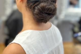Recogidos invitada boda: moño bajo con trenzas en los laterales en pelo moreno