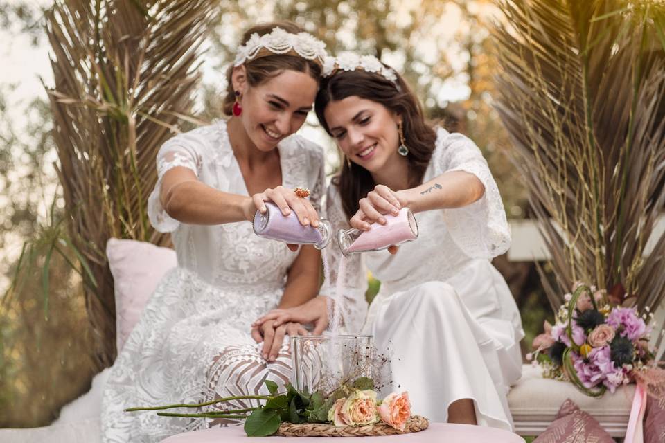 Boda civil ideas: dos chicas con dos tarros de cristal con arena de diferente color la vierten al mismo tiempo en un recipiente más grande: juntándola para siempre durante la ceremonia de la arena