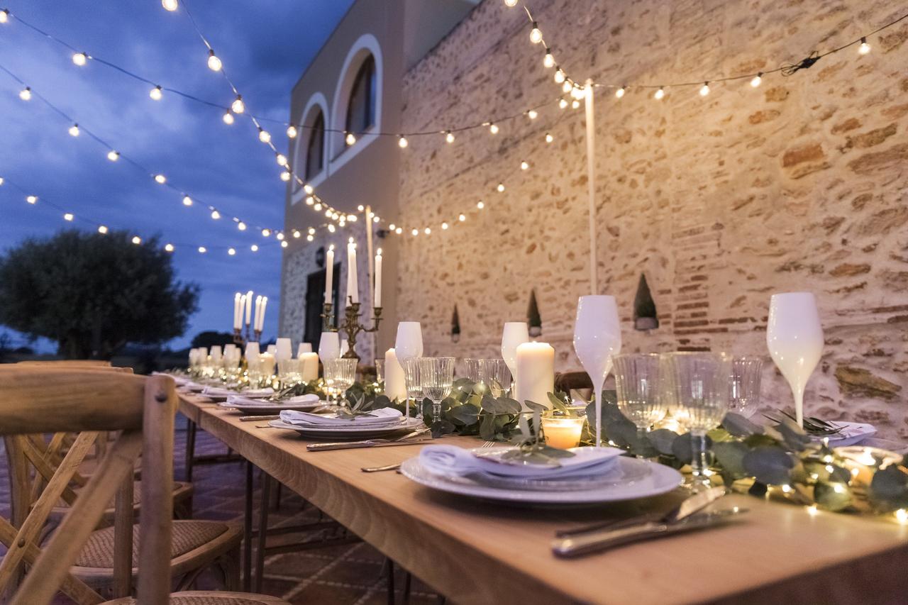 Montaje mesa de boda en casa rural con paredes de fondo de Alquería del Xúquer