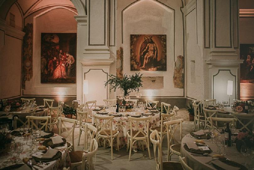 Salón interior del Monasterio de Sant Jeroni de Cotalba, en Valencia, preparado para un banquete de boda