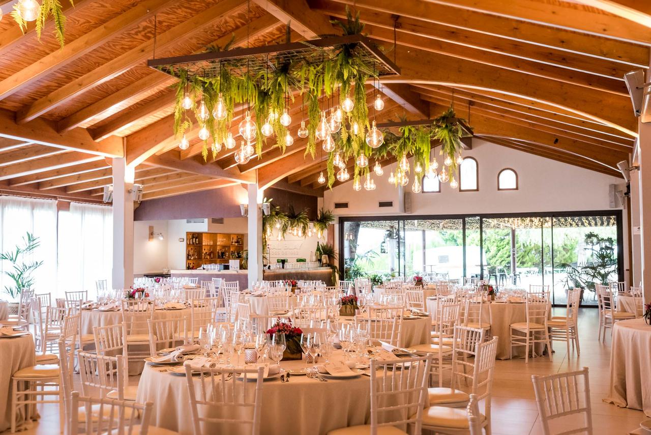 Casas rurales para bodas en Cataluña: salón interior preparado para un banquete de boda en El Mirador de les Caves by Cal Blay, Barcelona  