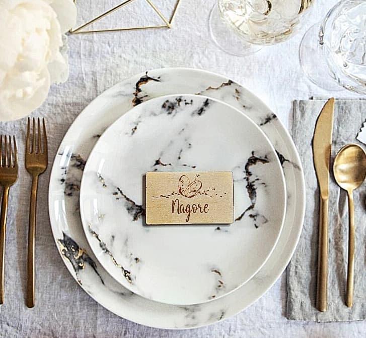 Marcasitios boda de madera con nombre y dibujo