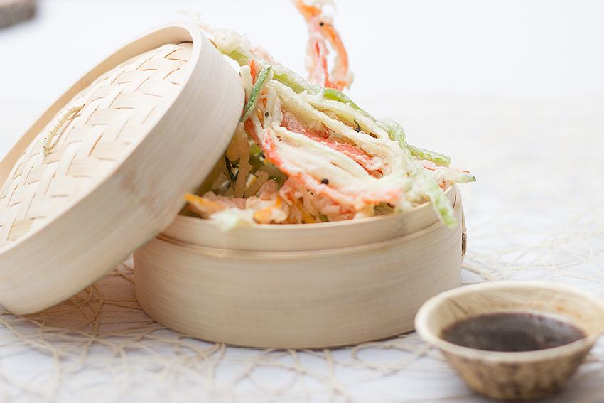 Menú vegano en bodas: tempura de verduras y salsa