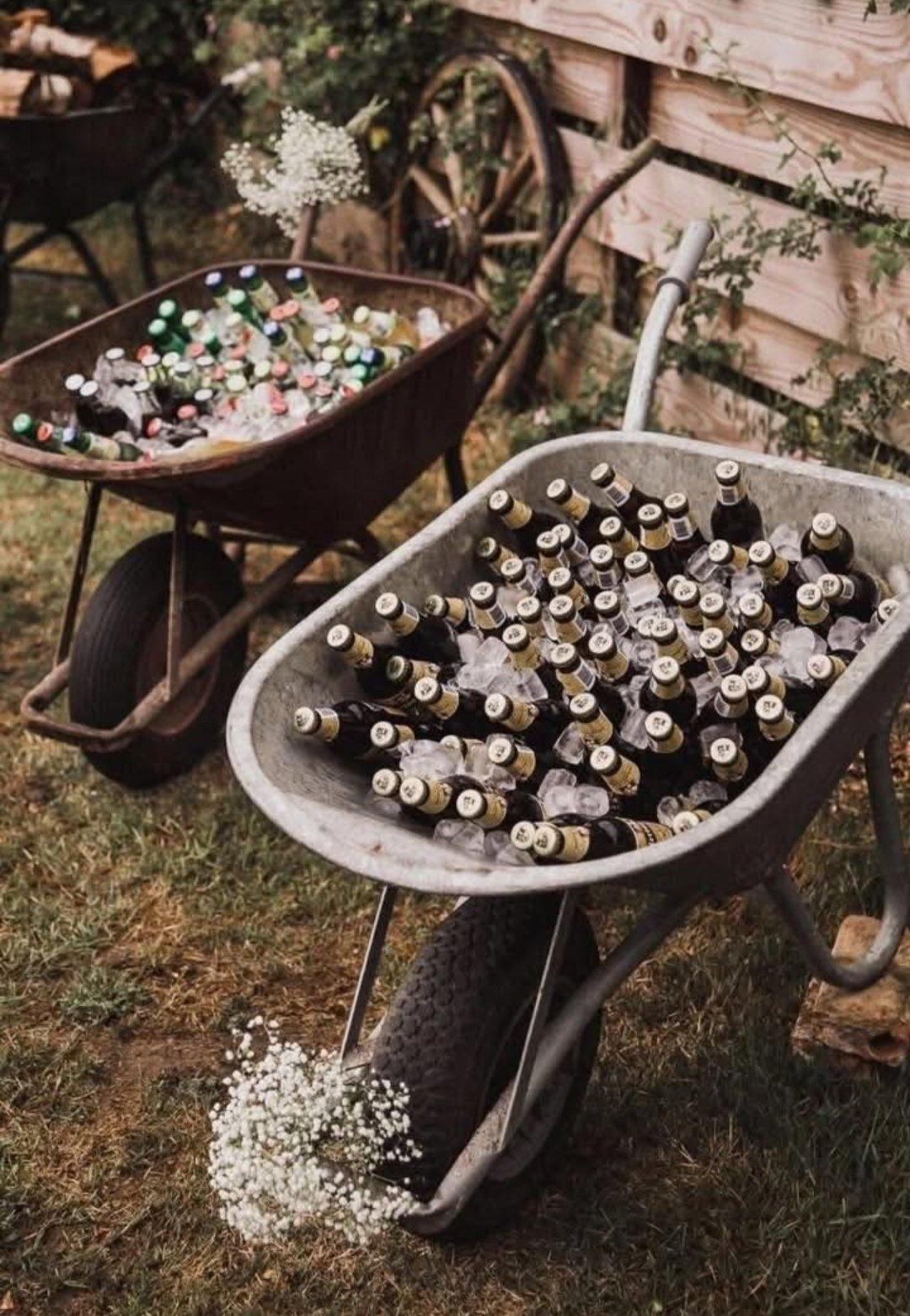Cerveza para bodas: carretillas vintage con cervezas y hielo