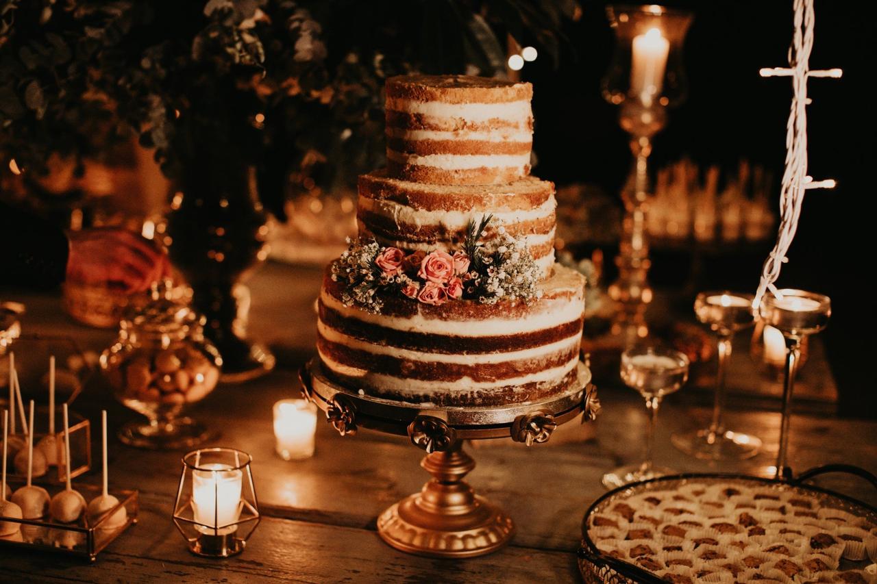 Tarta de boda naked cake sobre peana dorada