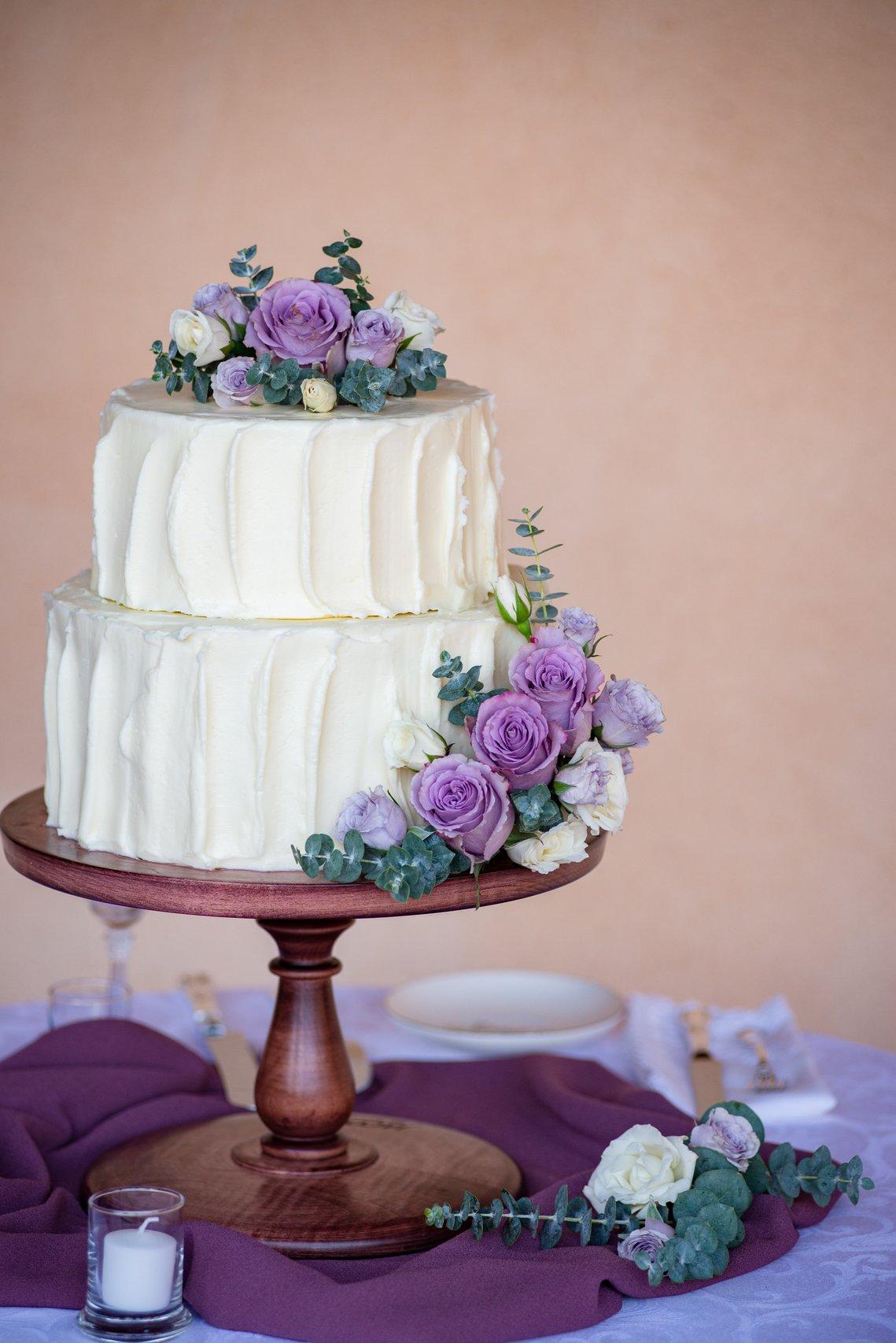 Color Pantone 2022 Very Peri: tarta de boda