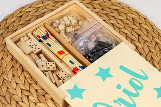 Regalos de boda para niños: caja de madera con varios juegos infantiles en su interior