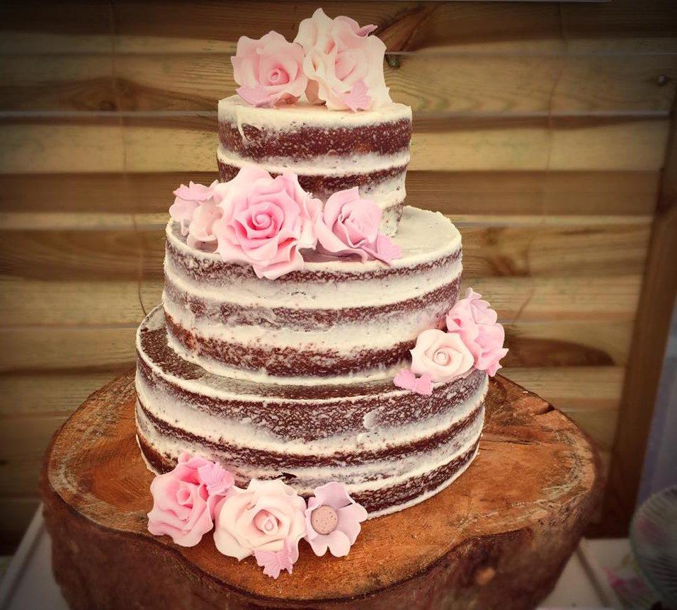Naked cake con flores comestibles