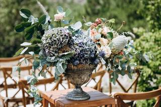 Decoración boda vintage a la entrada del lugar de la ceremonia