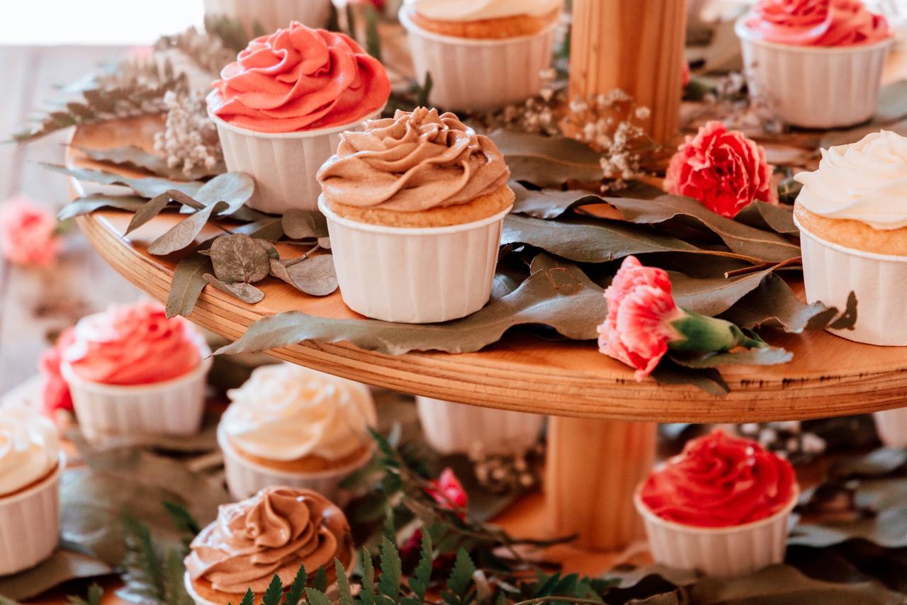 Color Pantone: cupcakes para boda de fresa y chocolate, en Mocha Mousse